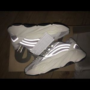 Yeezy 700 V2 static size 8.5 us